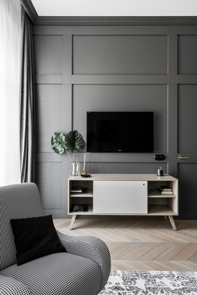 Foto de salón contemporáneo grande con paredes grises, suelo de madera clara, televisor colgado en la pared y suelo beige