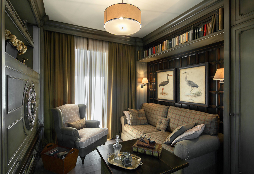 На фото: изолированная гостиная комната в классическом стиле с с книжными шкафами и полками и коричневыми стенами с
