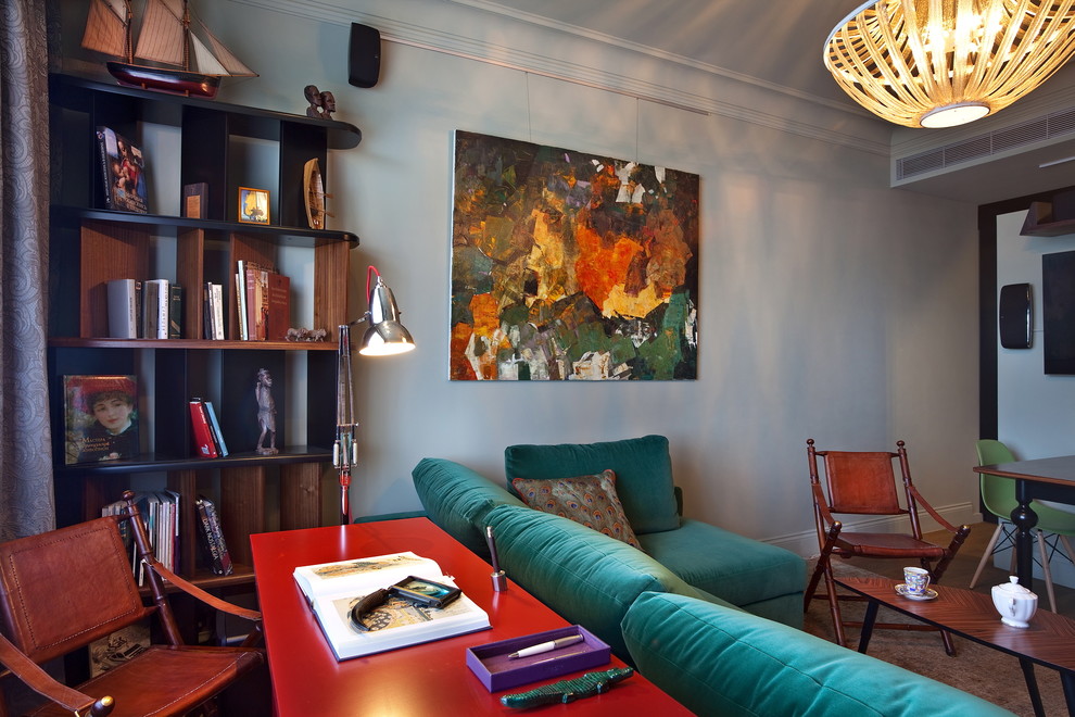 Kleines, Offenes Wohnzimmer mit grauer Wandfarbe, dunklem Holzboden, TV-Wand und braunem Boden in Moskau