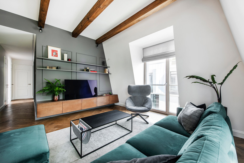 Источник вдохновения для домашнего уюта: большая открытая гостиная комната в современном стиле с белыми стенами, паркетным полом среднего тона, отдельно стоящим телевизором и коричневым полом