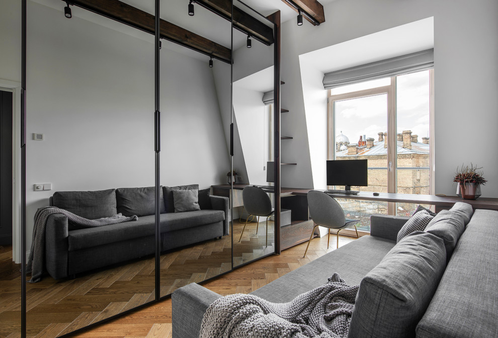 Immagine di un soggiorno minimal di medie dimensioni con pareti bianche, pavimento in legno massello medio e pavimento beige