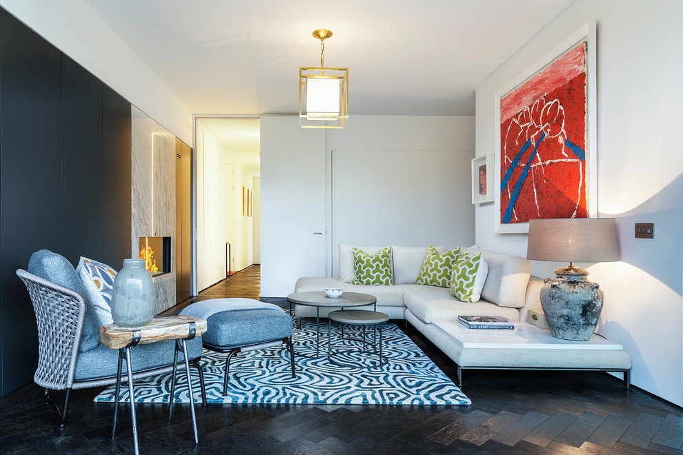 Свежая идея для дизайна: парадная, изолированная гостиная комната среднего размера в современном стиле с темным паркетным полом, разноцветными стенами, горизонтальным камином и коричневым полом - отличное фото интерьера