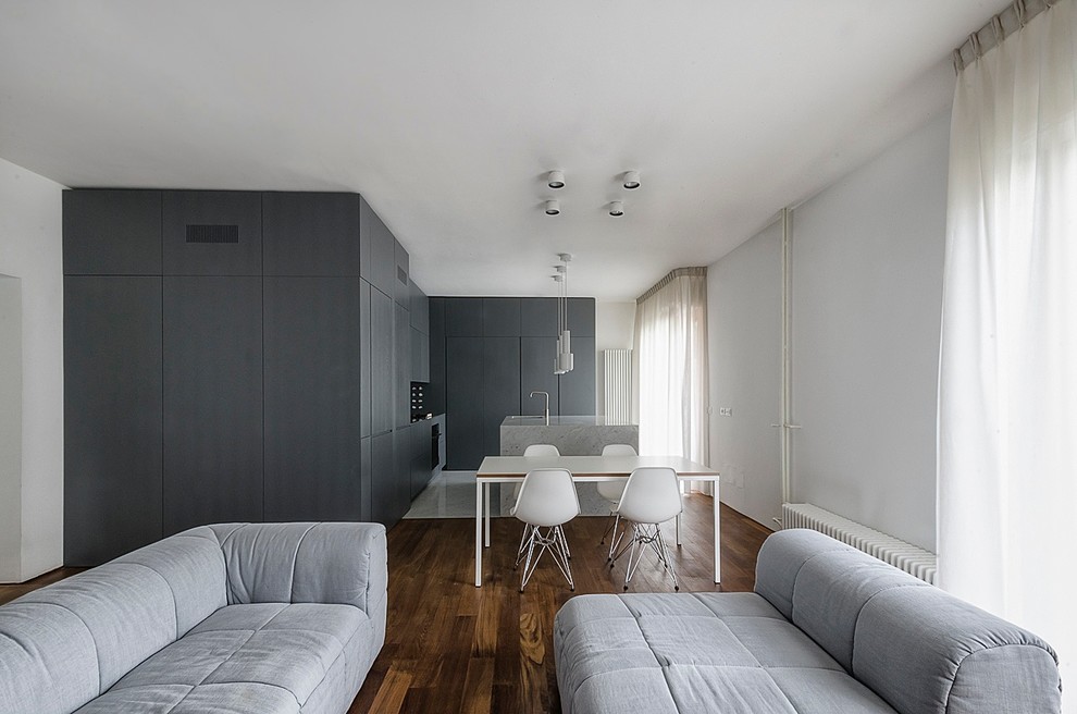 Immagine di un soggiorno contemporaneo di medie dimensioni e aperto con pareti bianche e pavimento in legno massello medio