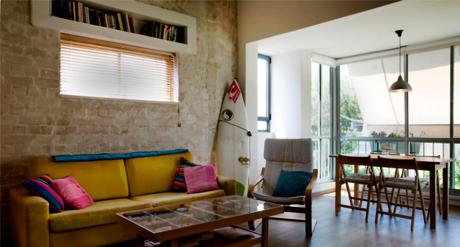 Trendy living room photo in Tel Aviv