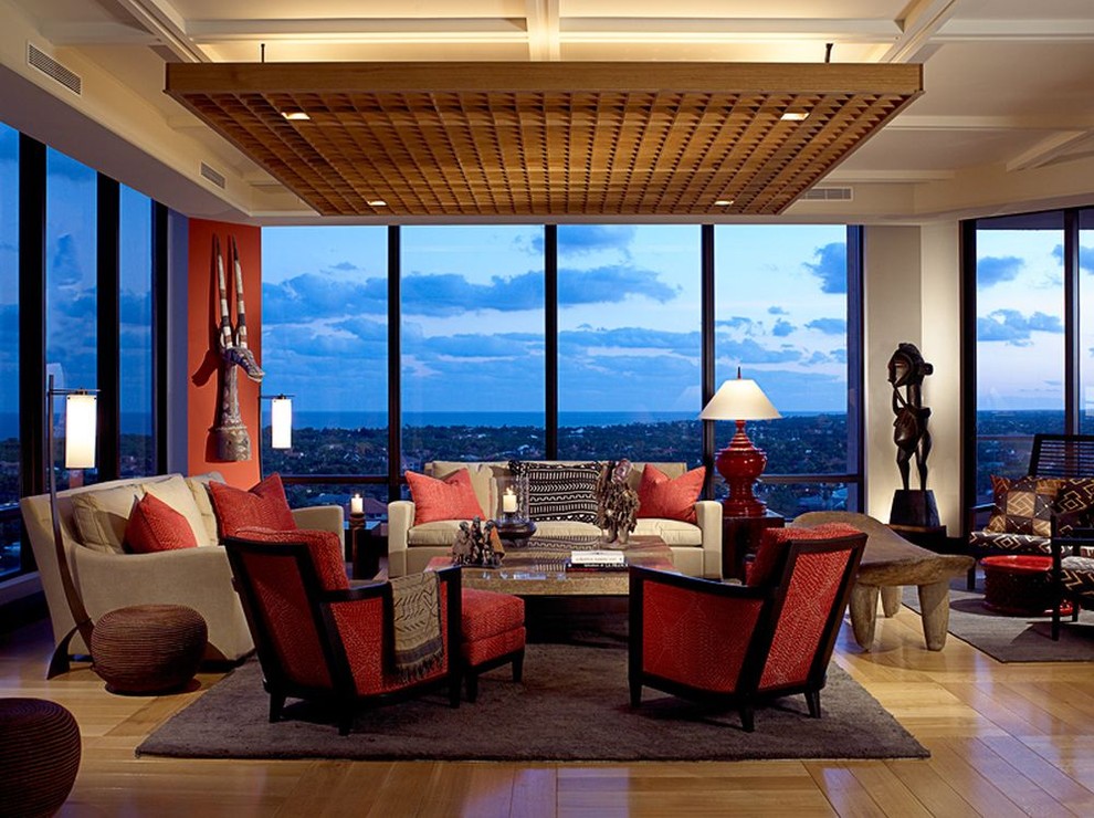 Großes, Repräsentatives, Offenes Stilmix Wohnzimmer mit beiger Wandfarbe, hellem Holzboden und beigem Boden in Miami