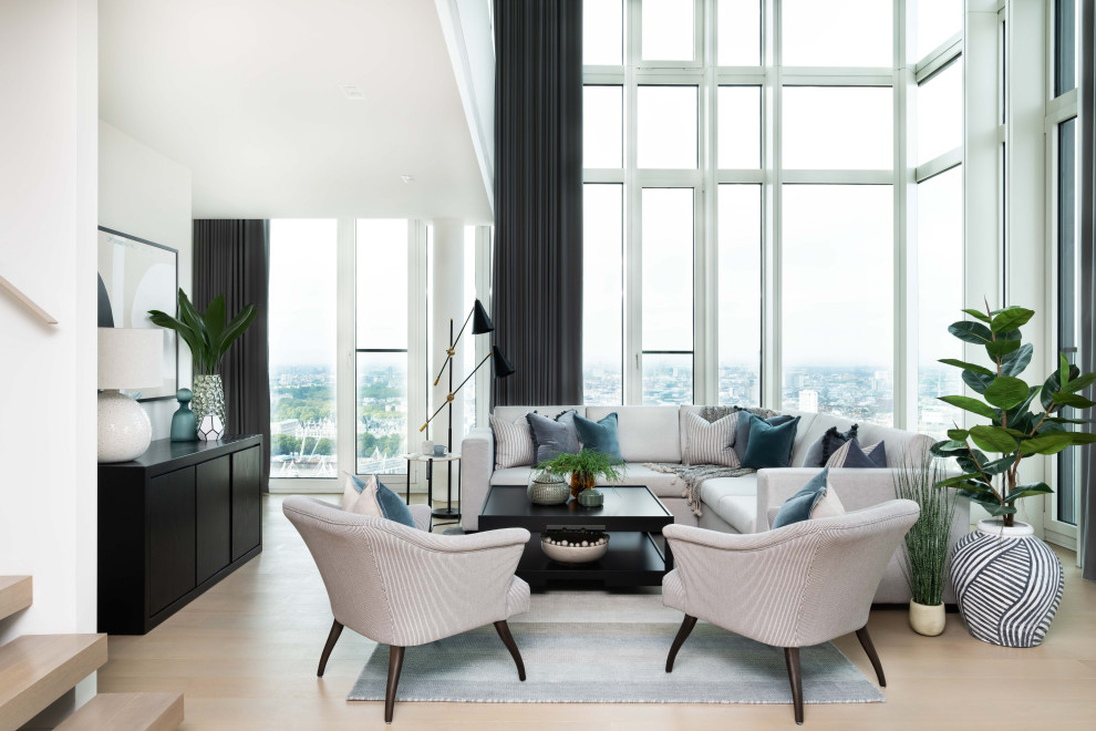 Offenes Modernes Wohnzimmer mit weißer Wandfarbe, hellem Holzboden und beigem Boden in London