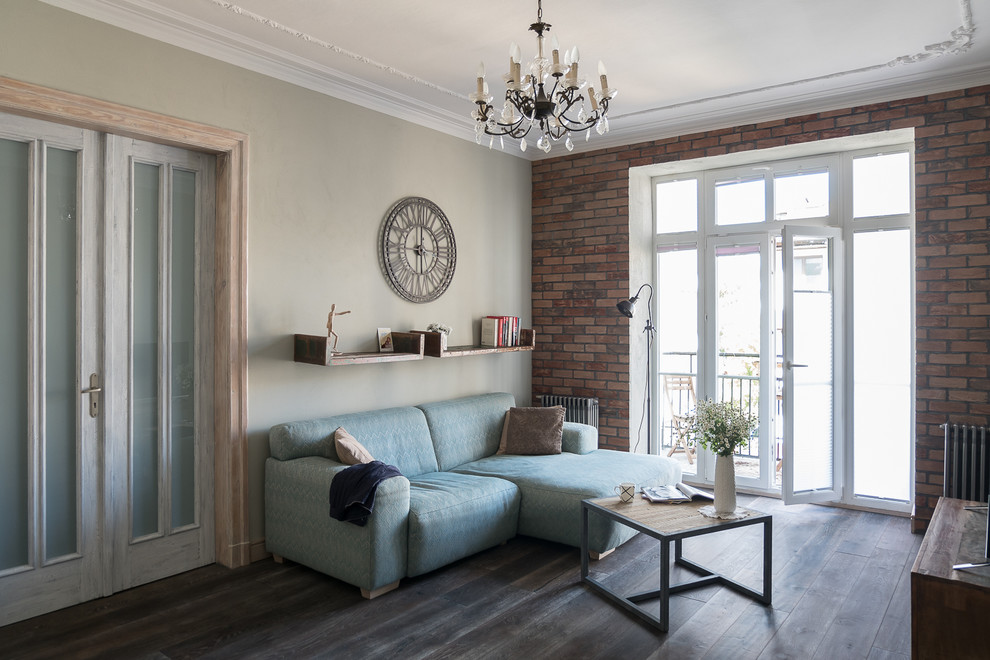 Foto di un soggiorno shabby-chic style aperto con pareti multicolore, parquet scuro e pavimento marrone