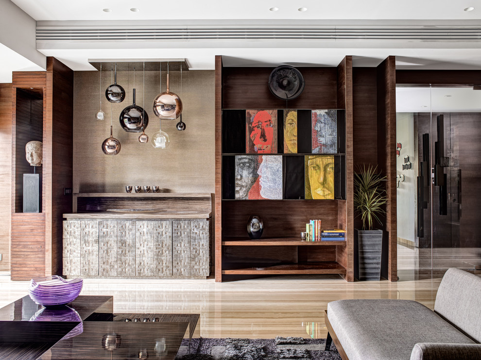 На фото: гостиная комната в современном стиле с коричневыми стенами