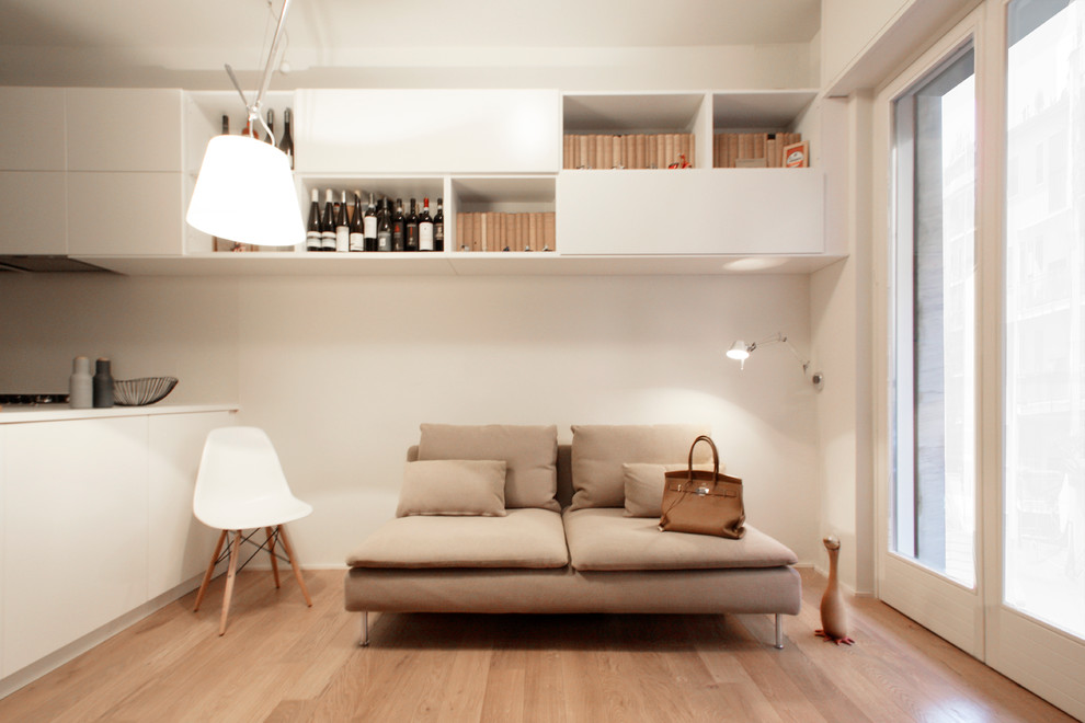 Immagine di un piccolo soggiorno moderno aperto con libreria