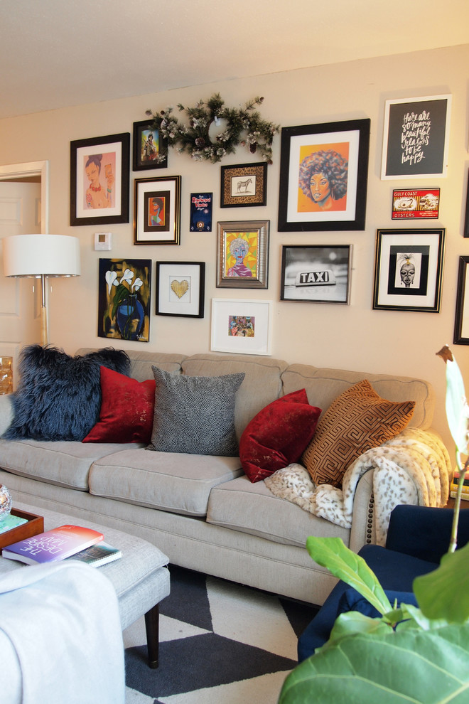 Example of an eclectic living room design in New Orleans