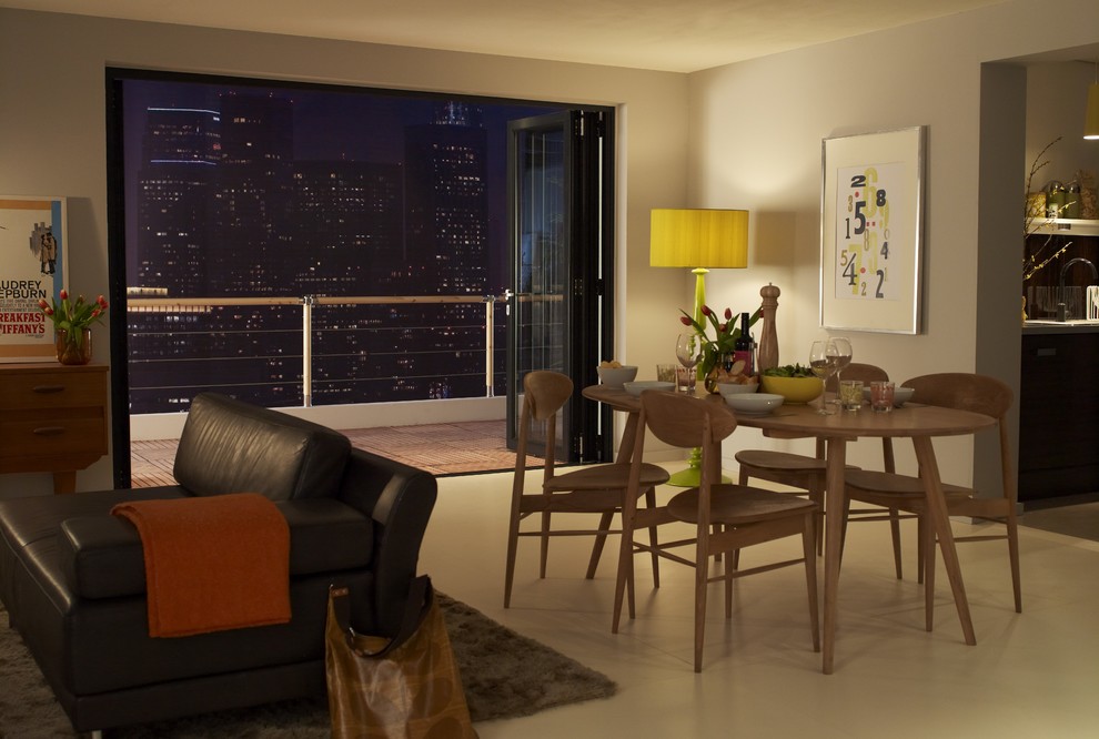 Стильный дизайн: открытая гостиная комната среднего размера в стиле модернизм с бежевыми стенами - последний тренд