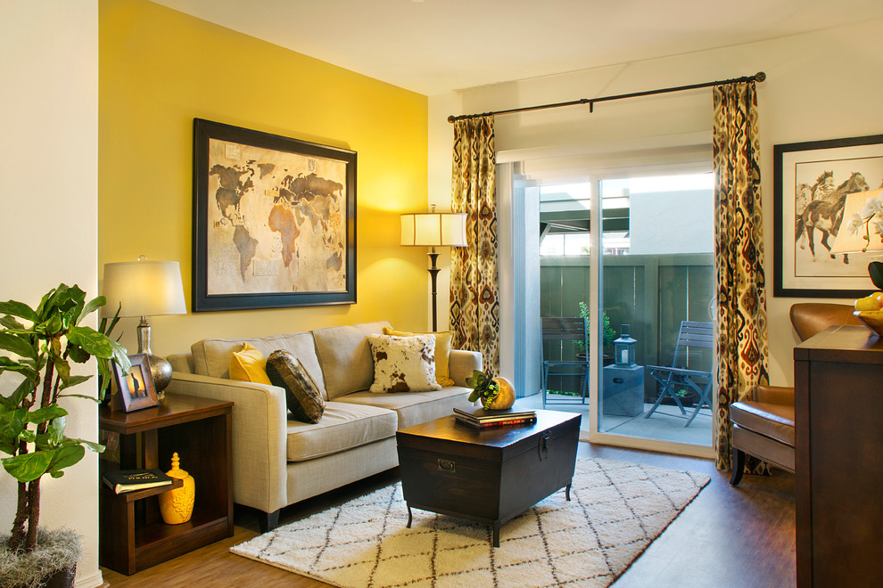 サンタバーバラにあるお手頃価格の小さなラスティックスタイルのおしゃれなリビング (黄色い壁、竹フローリング、据え置き型テレビ) の写真