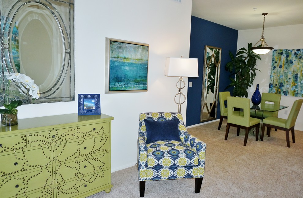 Immagine di un soggiorno stile marino con pareti blu