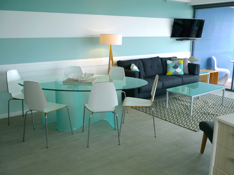 Aménagement d'un petit salon mansardé ou avec mezzanine rétro avec un mur multicolore et un sol beige.