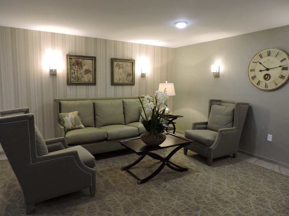 Идея дизайна: большая открытая гостиная комната в стиле неоклассика (современная классика) с серыми стенами, ковровым покрытием и бежевым полом без телевизора, камина