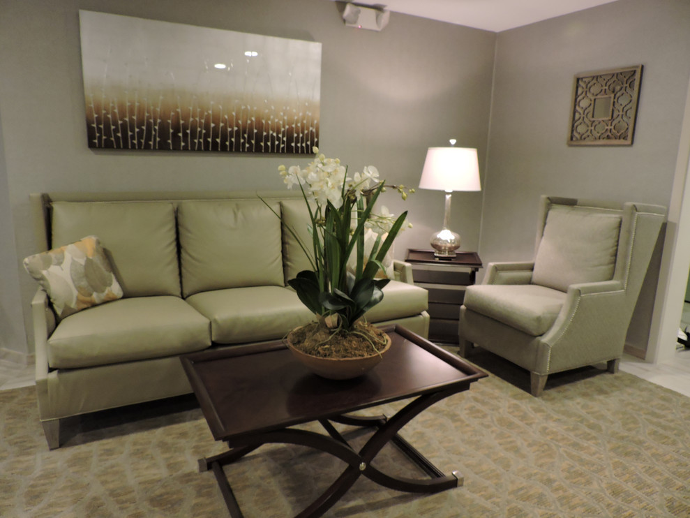Идея дизайна: большая открытая гостиная комната в стиле неоклассика (современная классика) с серыми стенами, ковровым покрытием и бежевым полом без камина, телевизора