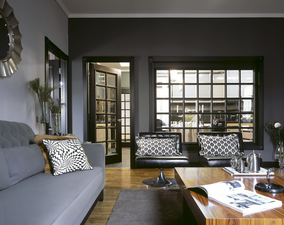 Идея дизайна: парадная, изолированная, объединенная гостиная комната в стиле неоклассика (современная классика) с серыми стенами