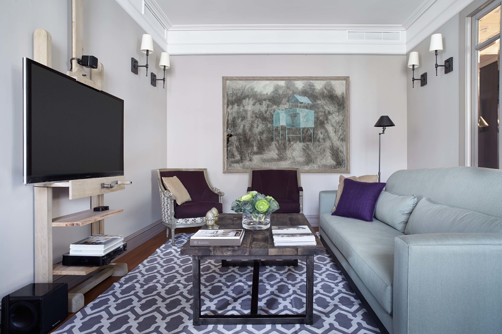 На фото: парадная гостиная комната в стиле фьюжн с серыми стенами и отдельно стоящим телевизором