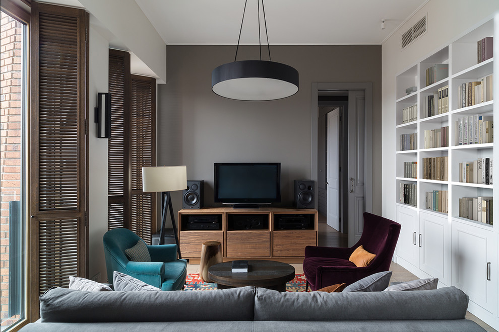 Idées déco pour un salon contemporain avec un mur gris, un téléviseur indépendant et éclairage.
