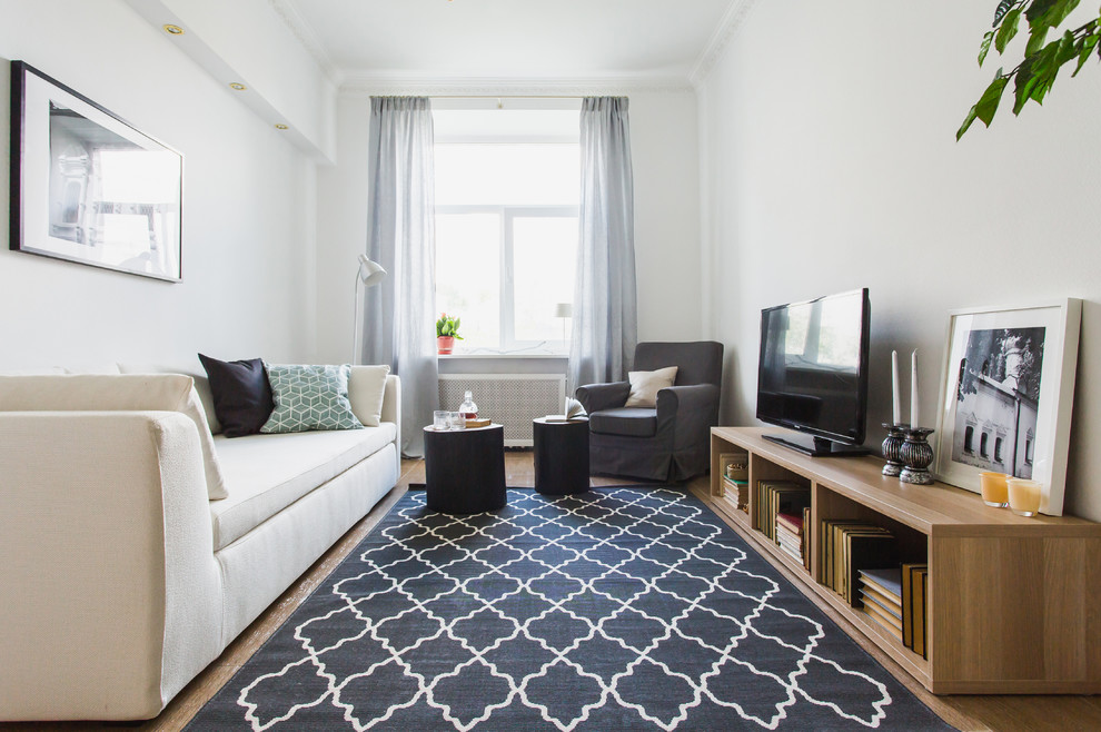 Foto di un soggiorno classico chiuso con sala formale, pareti bianche, moquette e TV autoportante