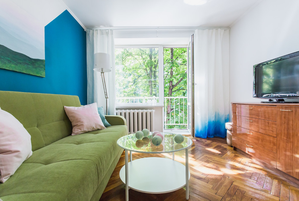 Foto de salón contemporáneo con paredes azules y suelo de madera en tonos medios