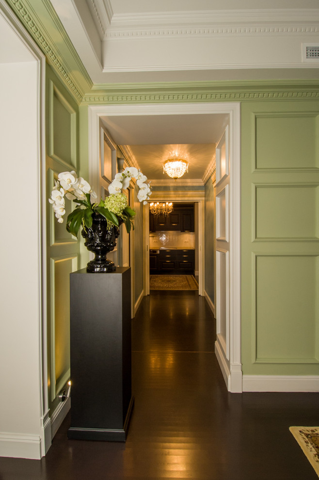 Свежая идея для дизайна: парадная, изолированная, объединенная гостиная комната среднего размера в классическом стиле с зелеными стенами, темным паркетным полом, коричневым полом, многоуровневым потолком и панелями на стенах - отличное фото интерьера