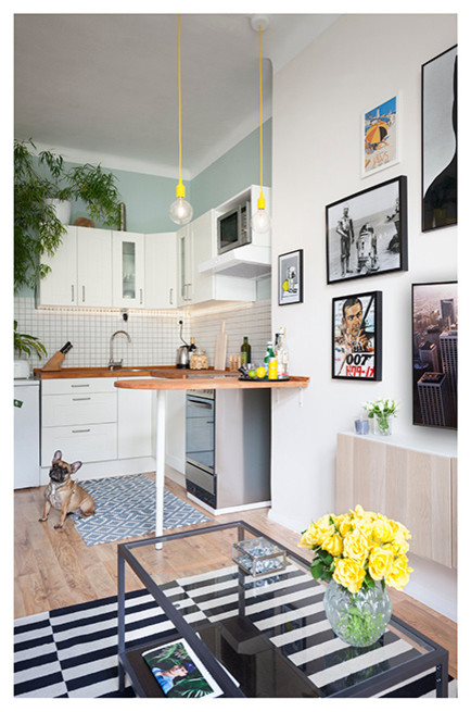 Immagine di un piccolo soggiorno design aperto con parquet chiaro, TV a parete e pareti blu