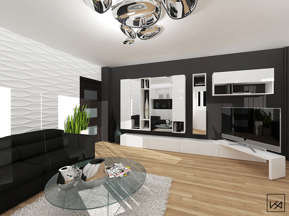 Mittelgroßes, Abgetrenntes Modernes Wohnzimmer mit brauner Wandfarbe, Sperrholzboden und freistehendem TV in Sonstige