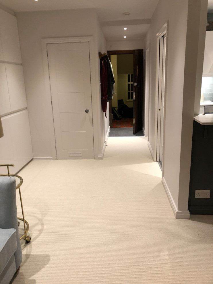 Mittelgroßes, Offenes Modernes Wohnzimmer mit grauer Wandfarbe, Teppichboden, TV-Wand und beigem Boden in London