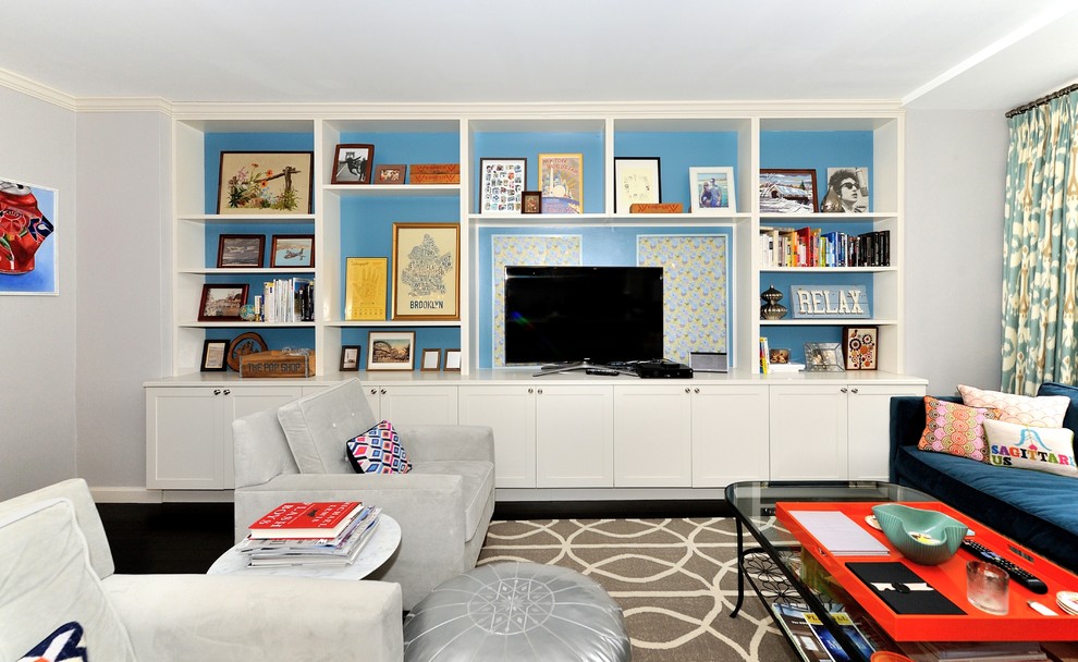 Imagen de salón actual pequeño con paredes azules y suelo de madera oscura