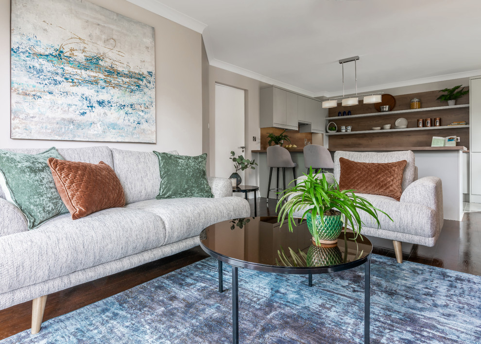 Foto di un soggiorno minimalista di medie dimensioni e aperto con pareti beige e parquet scuro