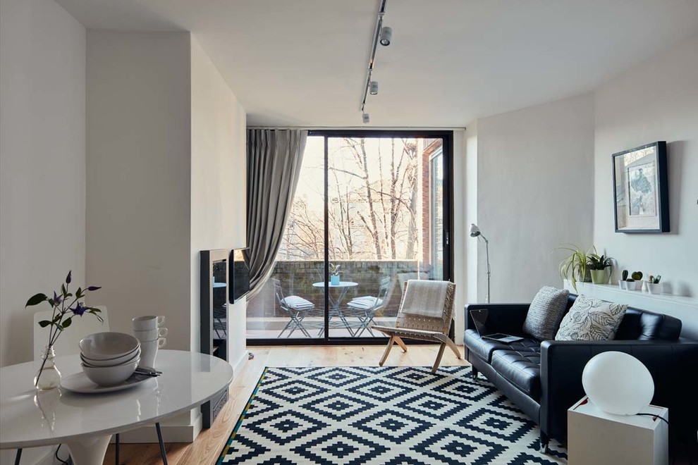 Идея дизайна: открытая гостиная комната среднего размера в современном стиле с белыми стенами, паркетным полом среднего тона, стандартным камином, фасадом камина из металла и телевизором на стене