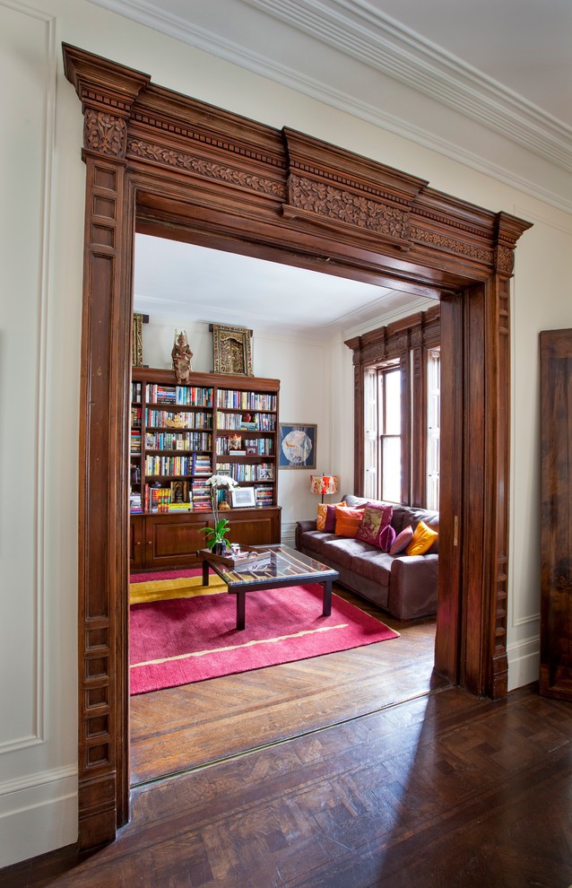 Пример оригинального дизайна: изолированная гостиная комната в классическом стиле с с книжными шкафами и полками и белыми стенами