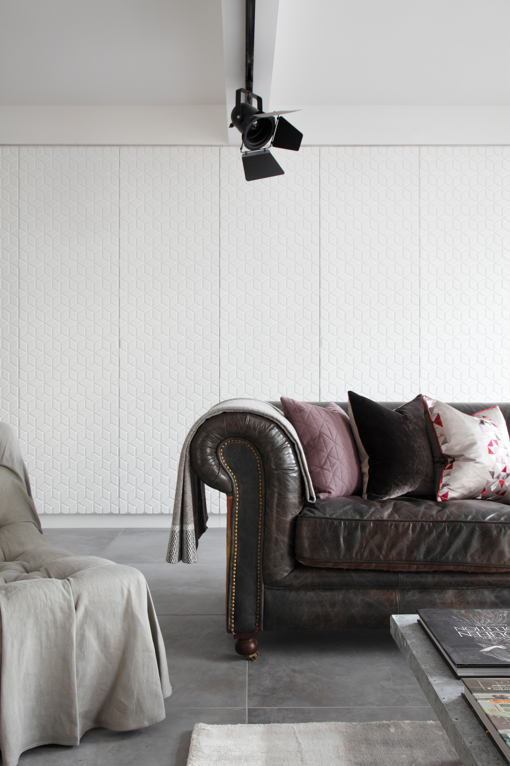 Кожаный диван в интерьере: как подобрать и с чем сочетать