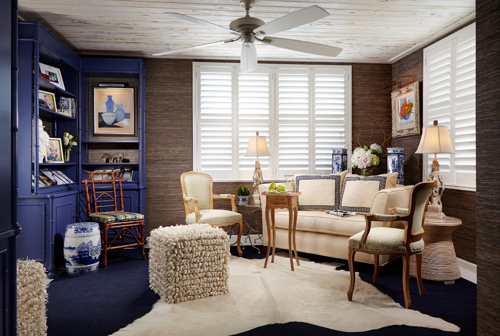Mittelgroßes, Abgetrenntes Klassisches Wohnzimmer ohne Kamin mit blauer Wandfarbe, Porzellan-Bodenfliesen und TV-Wand in Sonstige