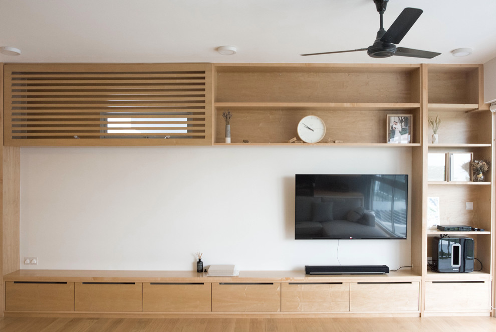 Idéer för ett mellanstort modernt allrum med öppen planlösning, med vita väggar, mellanmörkt trägolv och en väggmonterad TV