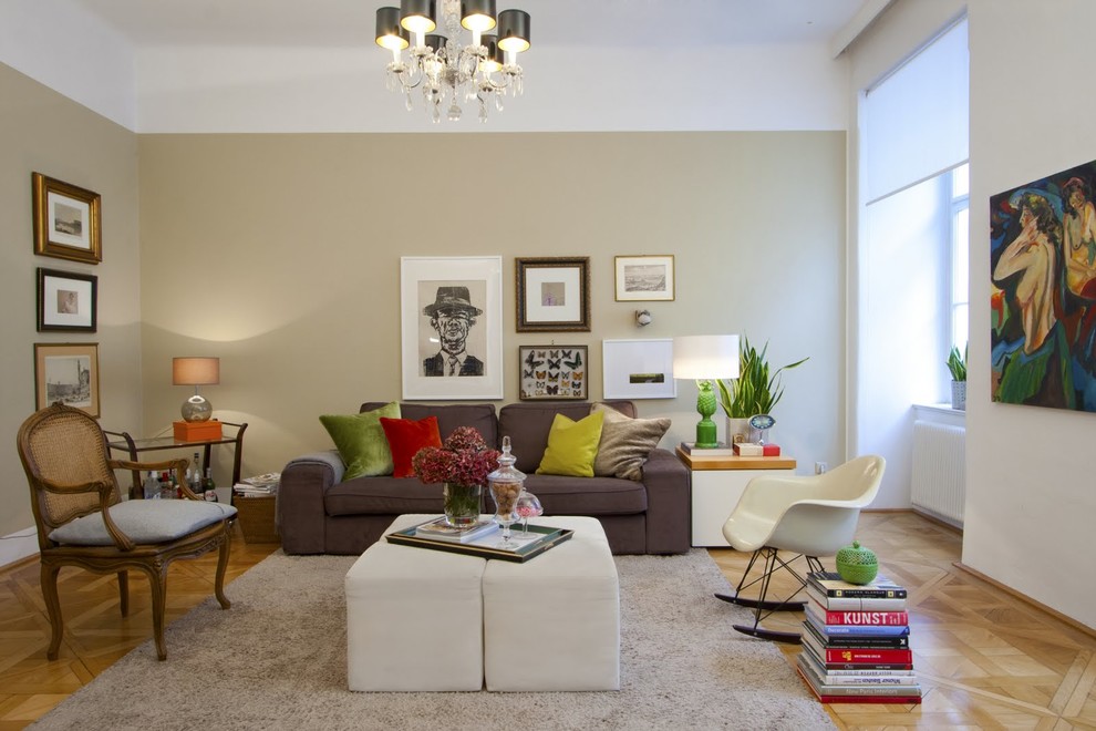Foto di un soggiorno eclettico con pareti beige e parquet chiaro