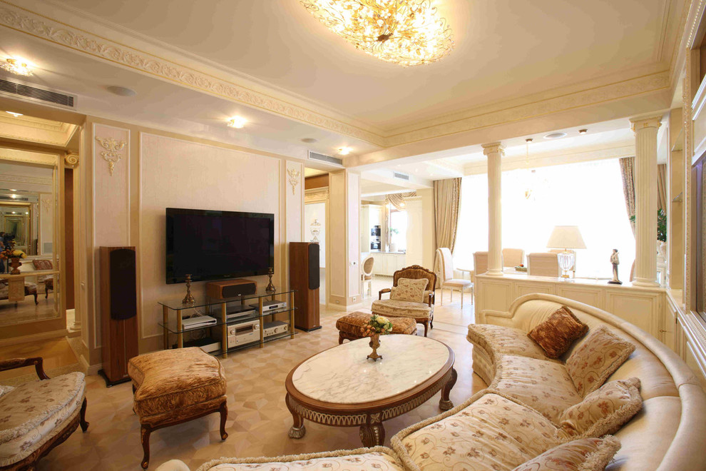 На фото: большая парадная, открытая гостиная комната в классическом стиле с бежевыми стенами, светлым паркетным полом и телевизором на стене с