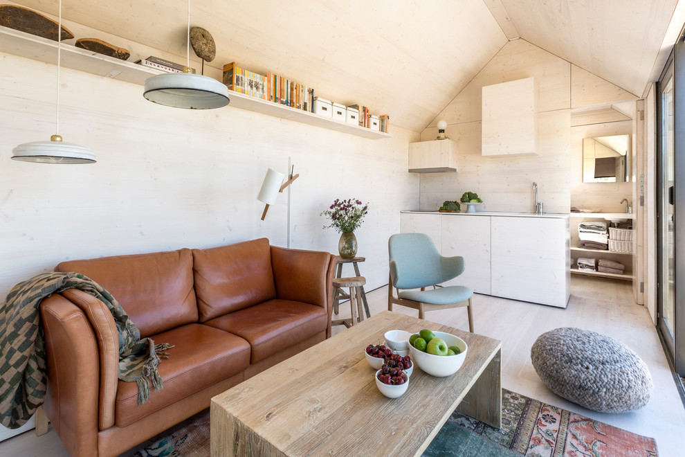 Источник вдохновения для домашнего уюта: маленькая парадная гостиная комната в скандинавском стиле с бежевыми стенами и светлым паркетным полом без камина, телевизора для на участке и в саду