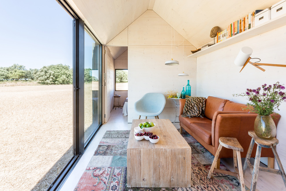 Idée de décoration pour un petit salon bohème fermé avec un mur beige, parquet clair, aucune cheminée et aucun téléviseur.