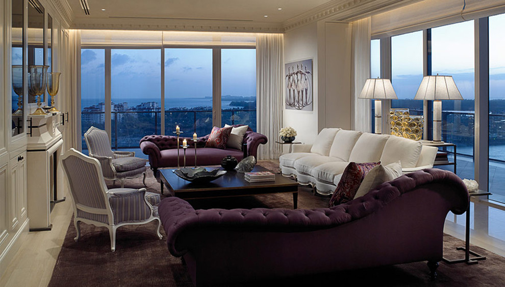 Foto di un ampio soggiorno chic aperto con sala formale, pareti bianche, moquette e pavimento marrone