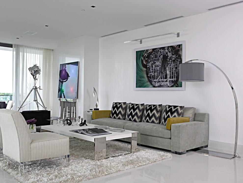 マイアミにある広いコンテンポラリースタイルのおしゃれなリビング (白い壁、コンクリートの床、標準型暖炉、漆喰の暖炉まわり、テレビなし、グレーの床) の写真