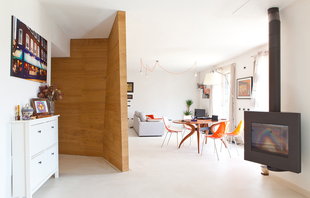 Idee per un soggiorno scandinavo con sala formale, pareti bianche, pavimento in gres porcellanato e camino sospeso