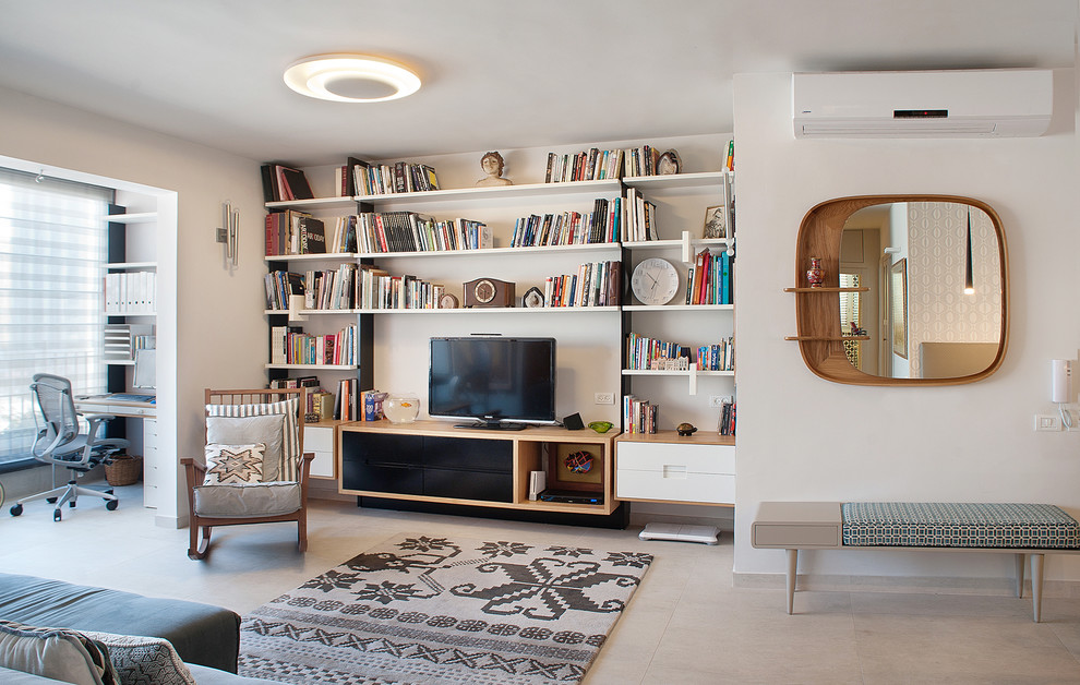 Ejemplo de biblioteca en casa abierta contemporánea pequeña sin televisor con paredes blancas y suelo de travertino