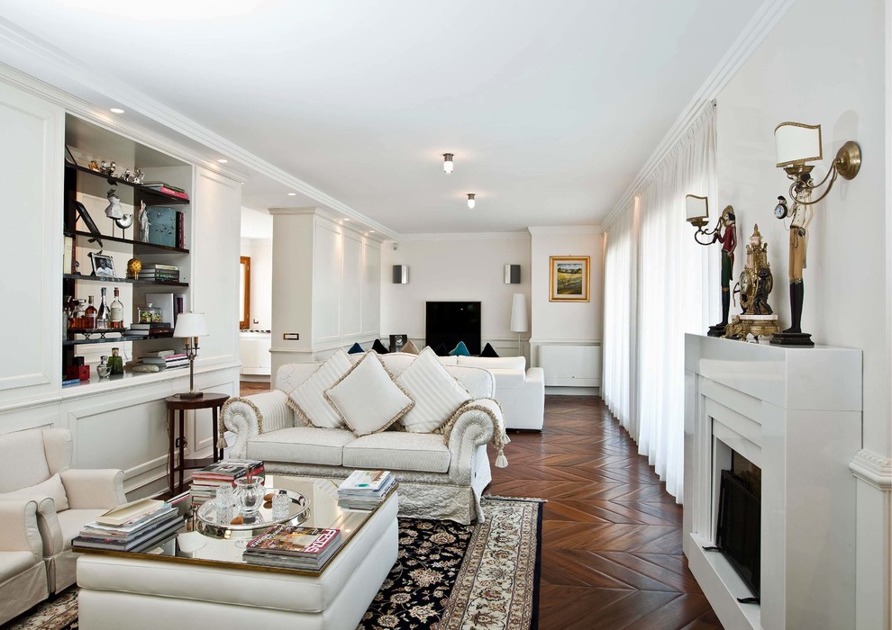 Offenes Klassisches Wohnzimmer mit weißer Wandfarbe, dunklem Holzboden, Gaskamin und TV-Wand in Rom