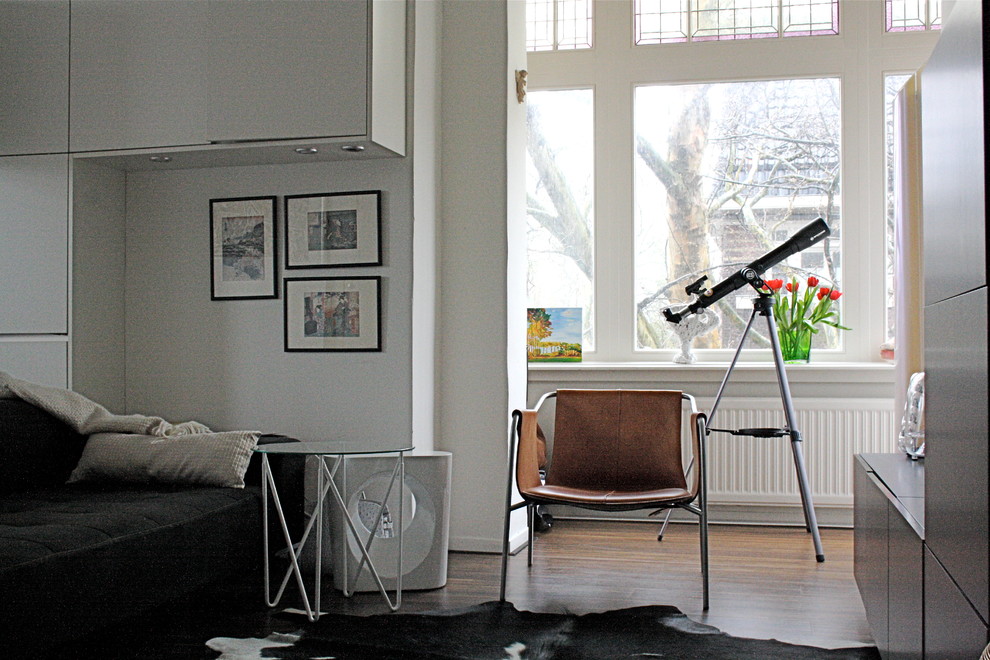 Imagen de salón moderno con paredes blancas