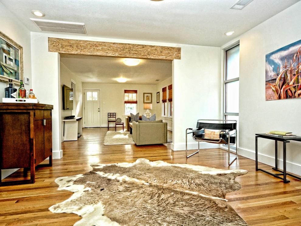 На фото: открытая гостиная комната в современном стиле с белыми стенами и паркетным полом среднего тона без камина, телевизора с