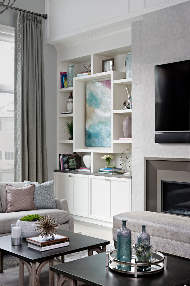 Exempel på ett stort klassiskt separat vardagsrum, med grå väggar, mellanmörkt trägolv, en standard öppen spis, en spiselkrans i trä, en väggmonterad TV och brunt golv