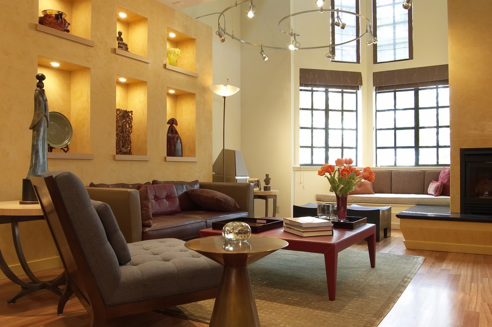 Immagine di un soggiorno design con pareti gialle