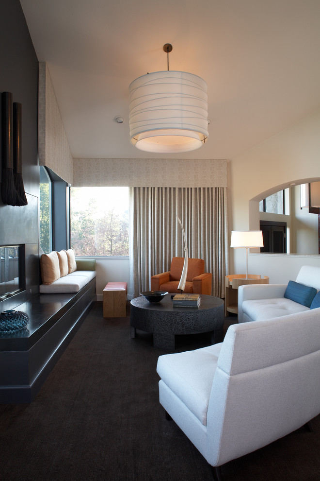Идея дизайна: гостиная комната в современном стиле с фасадом камина из бетона